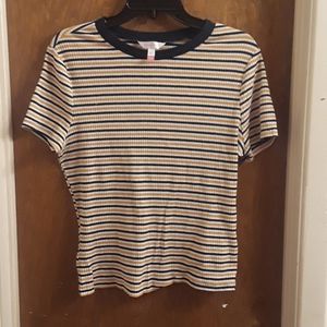 Short sleeve crew neck striped shirt